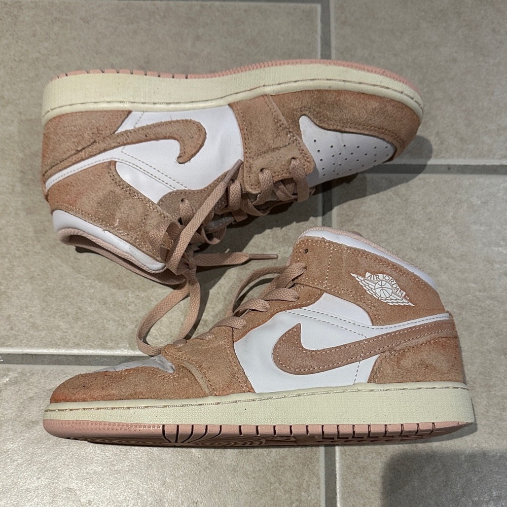 Nike Girls Air Jordan 1 Mid SE GS White Legend Pink FN7432161 Sz 5Y